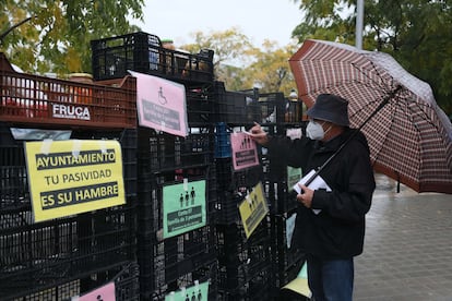 Acto reivindicativo de colectivos vecinales de Carabanchel antes del comienzo del pleno del distrito para exigir la atención social y alimentaria de familias sin recursos durante la pandemia.