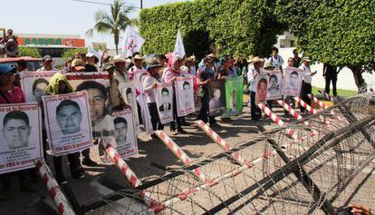 Protesta de los padres de los 43 desaparecidos de Ayotzinapa, 15 de julio. 