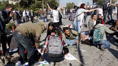 Las explosione han tenido lugar en el exterior de la principal estación de transportes de Ankara cuando los manifestantes se dirigían a una marcha por la paz.
