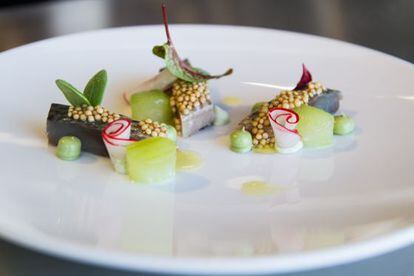 Plato con caballa, pepino y hierbas aromáticas, del chef malagueño José Carlos García.