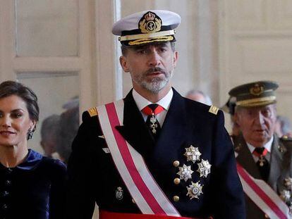 El rey Felipe VI, junto a la reina Letizia, a su llegada a la celebraci&oacute;n de la Pascua Militar.