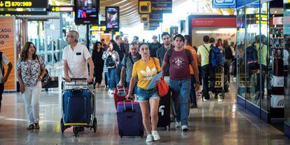 Viajeros transitan por la terminal 4 del aeropuerto de Barajas