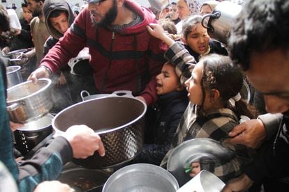 Habitantes de Gaza, entre ellos varios niños, en una distribución gratuita de comida en Jabalia, en el norte de la Franja, el 19 de marzo de 2024.