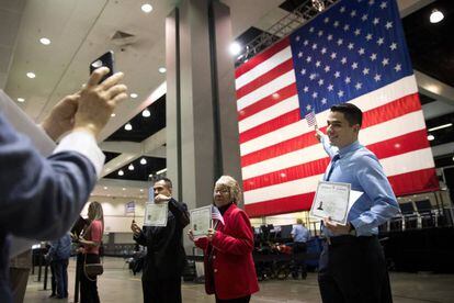 Un inmigrante iraní de 21 años, Erik Danialian, posa junto a su certificado de naturalización estadounidense, en Los Ángeles.