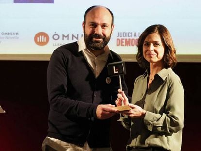 Marta Orriols rep el Premi Òmnium a la millor novel·la de l'any per part del vicepresident de l'entitat, Marcel Mauri.