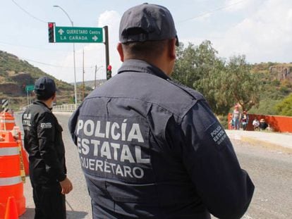 Dos elementos de la policía estatal de Querétaro, en una carretera de la entidad, en una imagen de archivo.