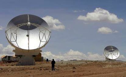 Dos de las antenas del radiotelescopio gigante ALMA, en Chile.