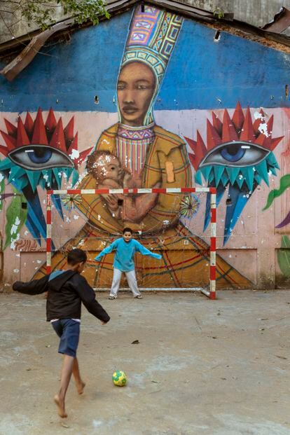 Dos niños juegan en la okupación 9 de Julio, en São Paulo, en la que artistas locales dejaron su huella en un proceso de revitalización del barrio.