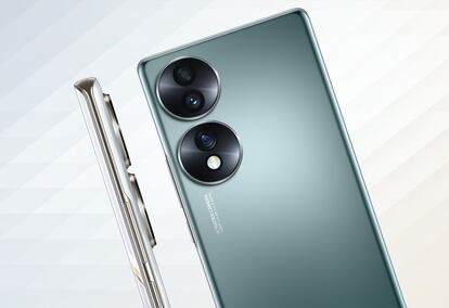 A 54MP main camera is complemented by a 32MP front camera called SuperSelfie: nothing better to immortalize the party of the 70s.