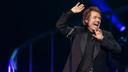 Raphael gesticula en el concierto del lunes.