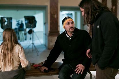 El director argentino Lucas Figueroa (centro), en un momento del rodaje de &#039;Viral&#039;. 