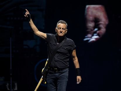 Bruce Springsteen en su concierto en el Estadi Olímpic de Barcelona, el viernes.