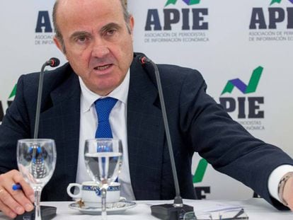 Luis de Guindos, durante las jornadas informativas de la Asociaci&oacute;n de Periodistas de Informaci&oacute;n Econ&oacute;mica (APIE).