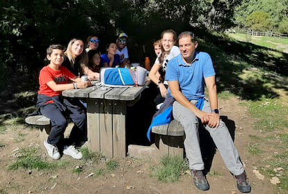 Los Molina, González y Cuevas, en una de las mesas del área recreativa.