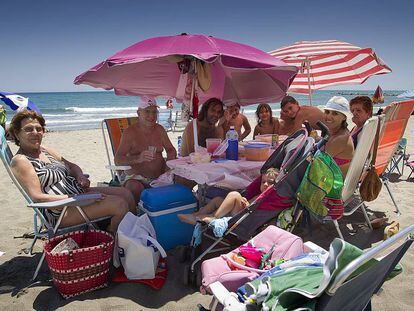 Una familia en una playa de Fuengirola (Málaga).