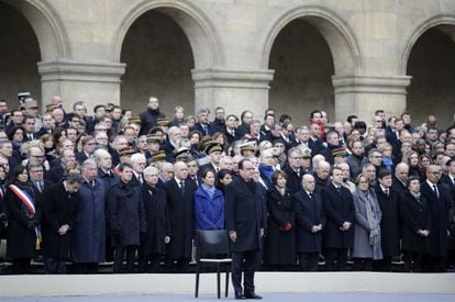 Fran&ccedil;ois Hollande y otros miembros del Gobierno asisten al homenaje oficial a las v&iacute;ctimas de los atentados yihadistas de Par&iacute;s en el patio de armas del palacio de los Inv&aacute;lidos.