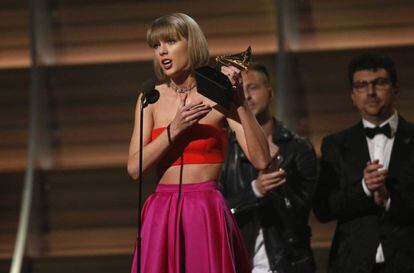 Taylor Swift recoge su Grammy a mejor disco por '1989'.