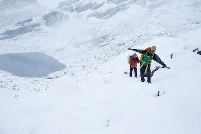 El turismo de aventura ha caído en alrededor del 50 por ciento entre escaladores y excursionistas. Lo que afecta enormemente a uno de los países más pobres del sudeste asiático. En la imagen, dos sherpas nepalíes se dirigen a la cima de Renjo La Pass (Nepal).