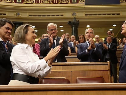 Feijóo, aplaudido por su grupo parlamentario antes de su discurso de investidura de este martes en el Congreso, en Madrid.