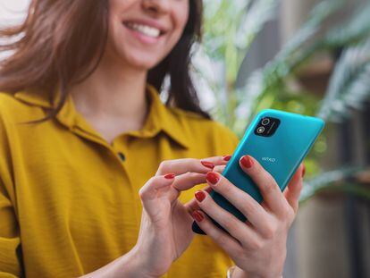 Una mujer usa su teléfono inteligente.