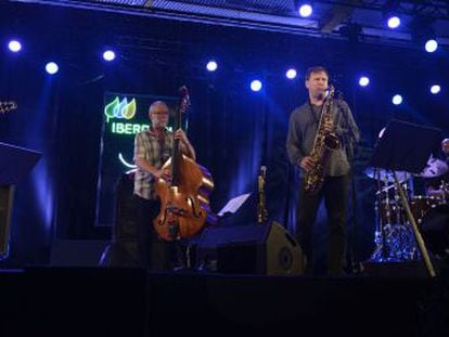El grupo formado por cuatro grandes estrellas del Jazz, Chris Potter al saxo tenor, Dave Holland al contrabajo, Lionel Loueke a la guitarra y Eric Harland a la bater&iacute;a, durante el concierto de ayer en el Festival de Jazz de Vitoria-Gasteiz. 