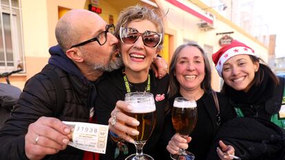 Vecinos de La Cañada (Alicante) celebran el tercer premio.