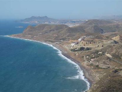 Imagen aérea de la costa de Carboneras, con las obras del hotel en la playa del Algarrobico.