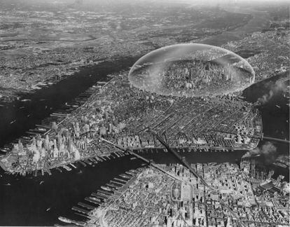 Proyecto de Buckminster Fuller, presentado en el MoMA en 1960, para cubrir medio Manhattan con una cúpula que permitiría regular las condiciones climáticas y ahorrar gran cantidad de energía. |