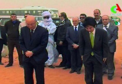 Imagen de vídeo en la que se ve a Koichi Kawana, a la izquierda, director de la empresa japonesa de ingeniería, junto a Minoru Kiuchi, el viceministro de Exteriores japonés, en la planta atacada.