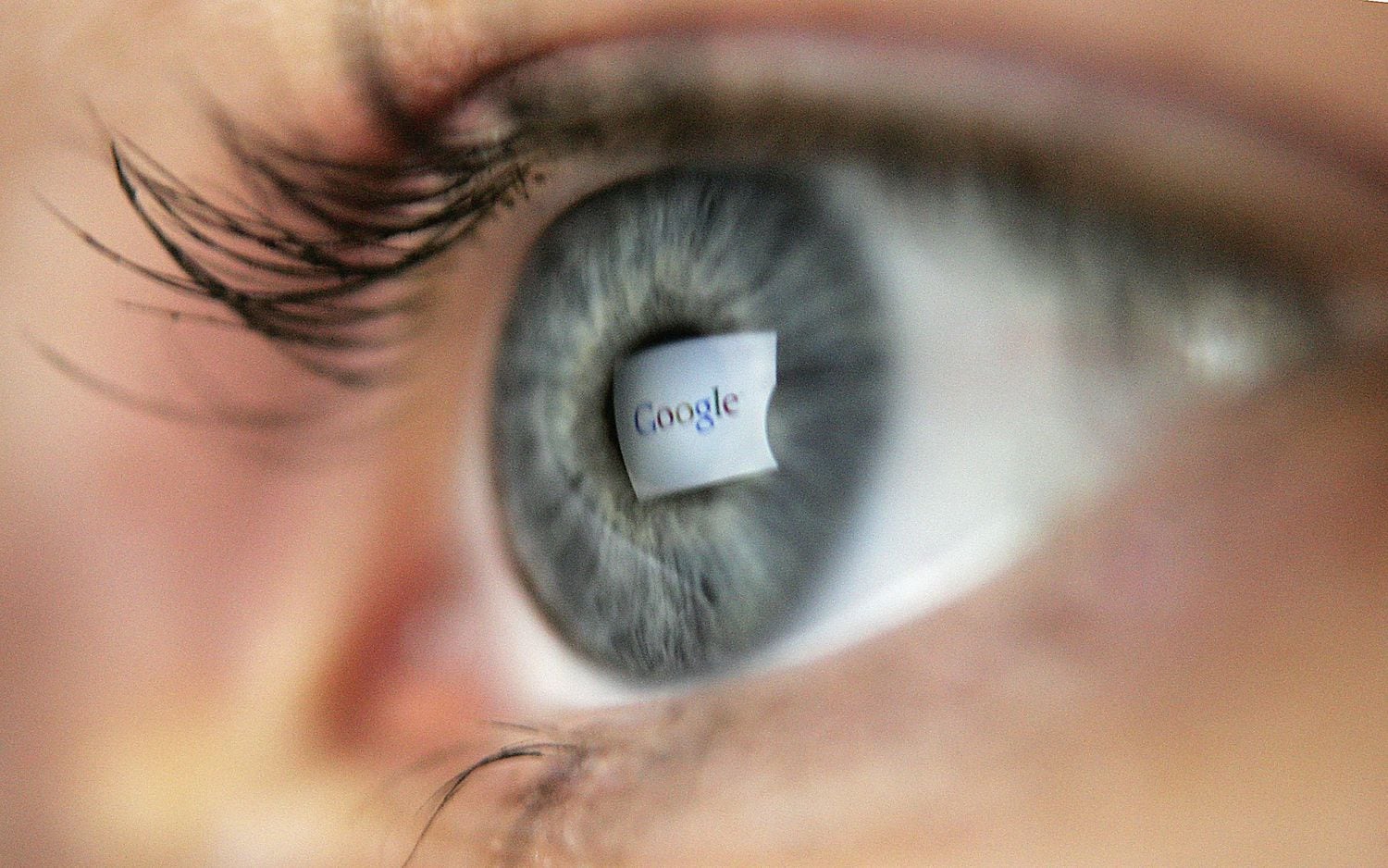 El logo de Google reflejado en el ojo de una usuaria.