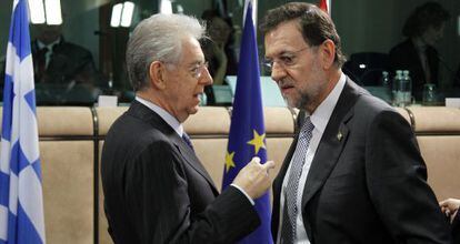 El primer ministro de Italia, Mario Monti, conversa con Mariano Rajoy durante la reuni&oacute;n del Eurogrupo de ayer.