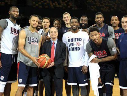 Ibon Areso, alcalde de Bilbao, junto a los jugadores y t&eacute;cnicos de la selecci&oacute;n estadounidense de baloncesto.