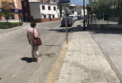 Una mujer observa el lugar en el cayó muerto Alejandro B. M.
