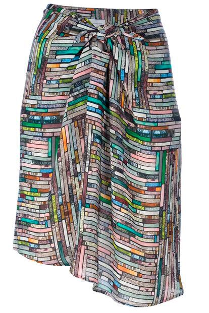 Christian Wijnants se inspira en las vidrieras de colores para plasmar esta falda de corte asimétrico y anudada a la cintura (324 euros).