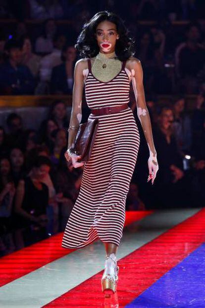 Una modelo, en el desfile de Tommy Hilfiger, este sábado.