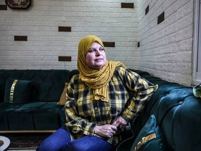 Manal Tamini, tía de Wisam Marwan Tamimi, uno de los menores palestinos que podría ser liberado por el canje de presos entre Israel y Hamás, el domingo en su casa de Nabi Saleh.