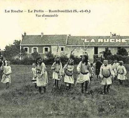 Niñas en la comuna La Ruche de París, un experimento utópico a principios del siglo XX.