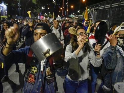 Manifestantes marchan y hacen sonar cacerolas en Bogotá. 