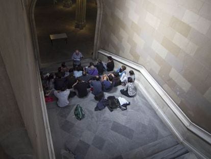 Estudiantes de la UB dan una clase en los pasillos de su sede hist&oacute;rica en protesta por los recortes.