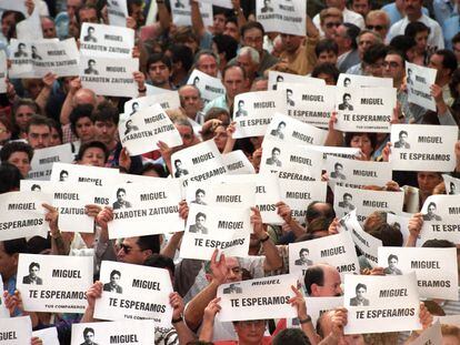 Manifestación de miles de personas en Ermua (Bizkaia), el 11 de julio de 1997, para pedir la libertad de Miguel Ángel Blanco, secuestrado por ETA y posteriormente asesinado.