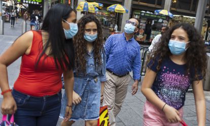 Várias pessoas com máscaras caminharam pela Times Square, em Nova York, na última terça-feira.