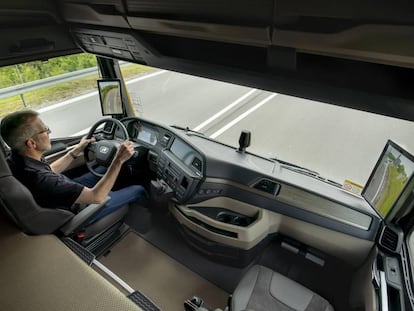 Interior de la cabina de un camión de MAN Trucks, equipado con cámaras de visión trasera.