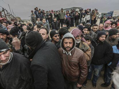 Sirios esperan en el paso de Bab al-Salam para entrar en Turqu&iacute;a.