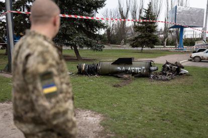 Un militar ucranio junto a los restos de un misil ruso cerca de la estación de tren de Kramatorsk, este sábado. 