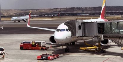 Operaciones de handling a un avión de Iberia en el aeropuerto de Barajas.