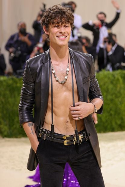 Just one day after sporting an all-white Spanish suit at the MTV Video Music Awards, Shawn Mendes turned up in black to the Met Gala.
