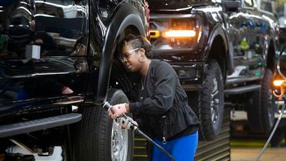 Una trabajadora de Ford en la planta de ensamblaje que la compañía tiene en la localidad de Dearborn (Michigan, EE UU).