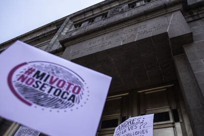 Letreros de manifestantes contra el 'Plan B' a las puertas de la Suprema Corte de Justicia, durante la marcha del pasado 26 de febrero en Ciudad de México.