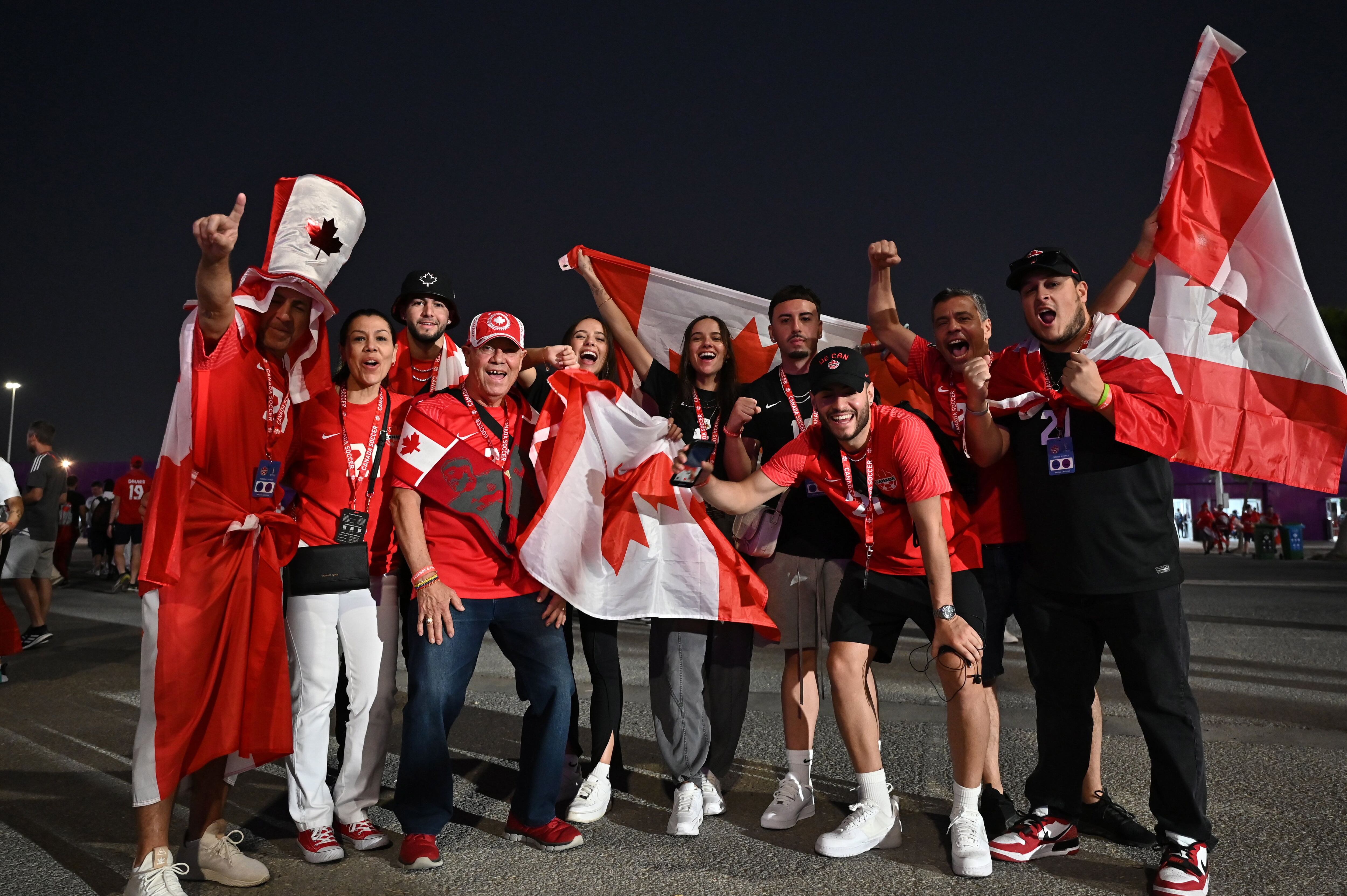 Aficiones de Canadá fuera del estadio.