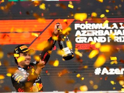 Sergio Pérez, piloto de Red Bull, celebra su victoria en el GP de Azerbaiyán.